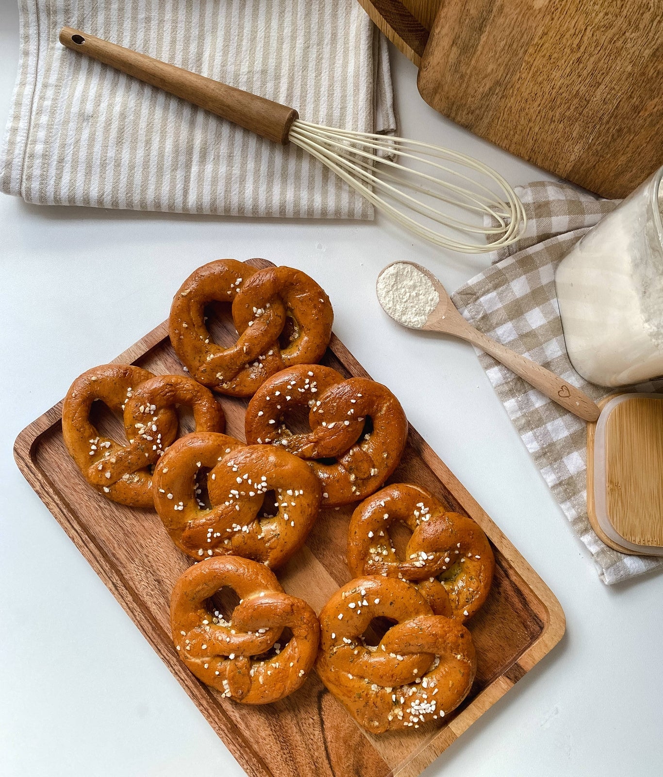 Backen Sie köstliches Bio-Laugengebäck – einfach, schnell und lecker! 🥨