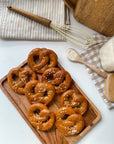 Backen Sie köstliches Bio-Laugengebäck – einfach, schnell und lecker! 🥨