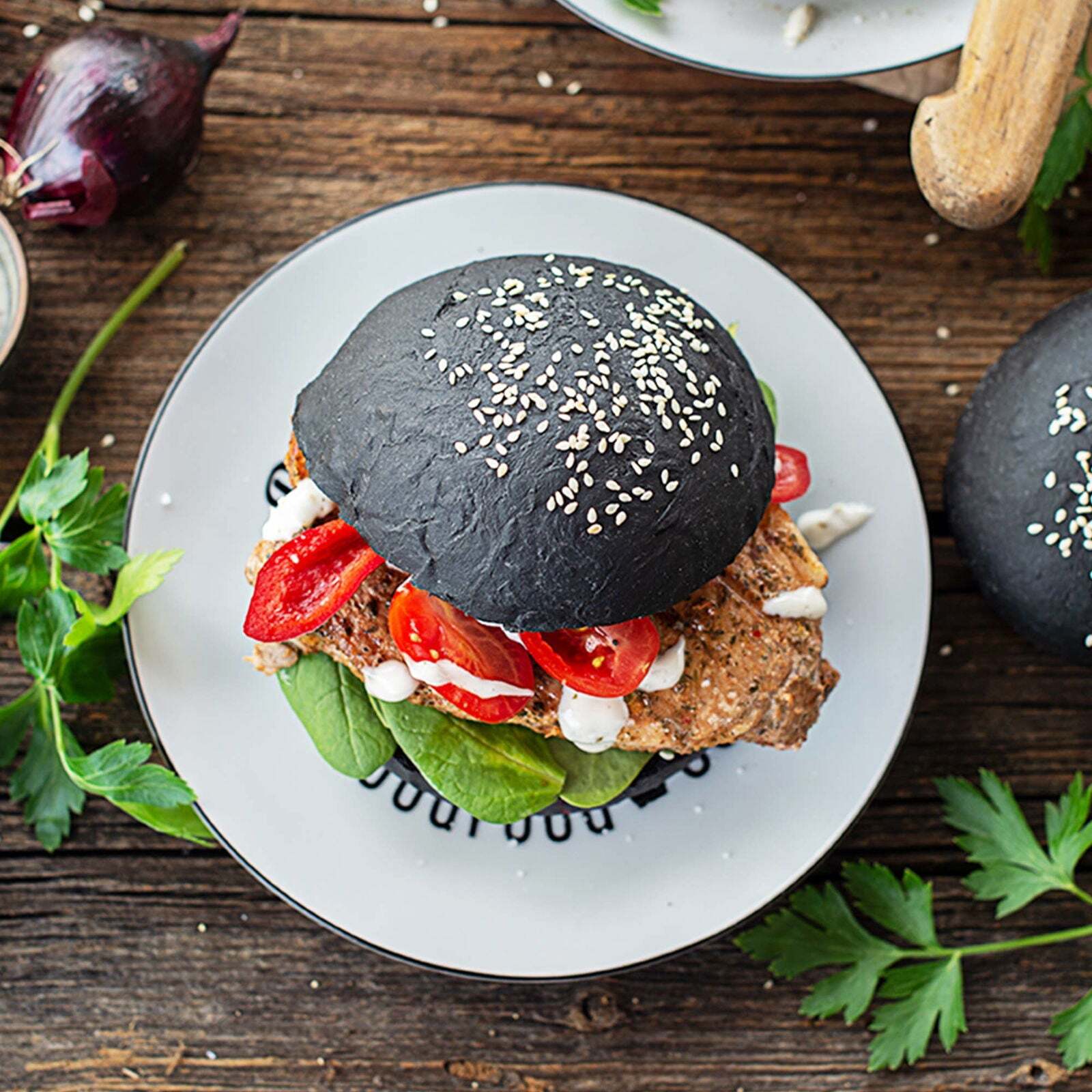 Backmischung "Black Burger Buns" aus Briocheteig mit Sesam
